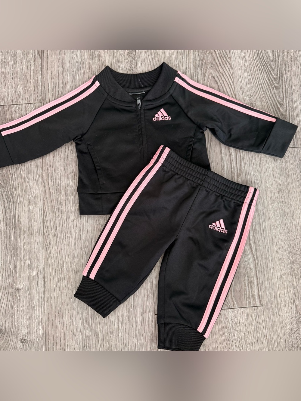 adidas Baby Girls 2-piece Classic Tricot Track Suit size 0-3 month